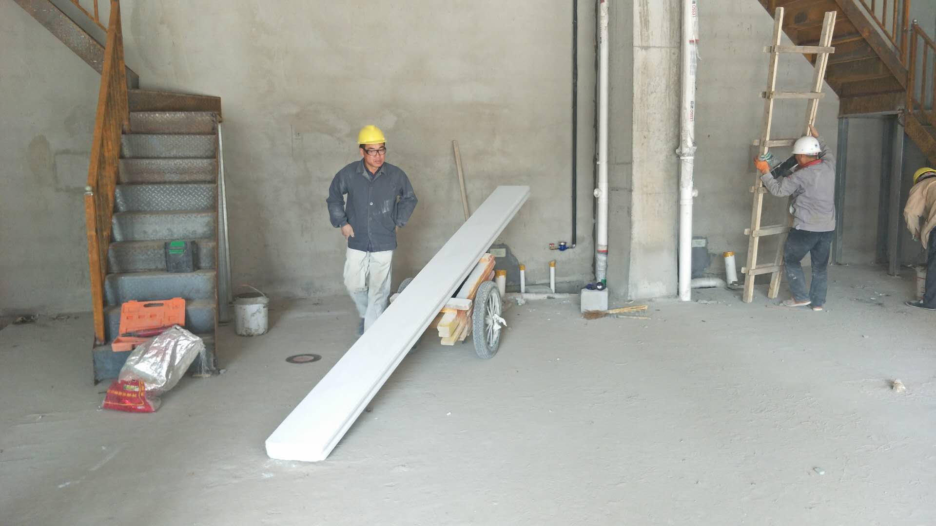 運(yùn)加氣混凝土板到安裝現(xiàn)場